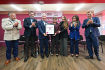 La gobernadora Delfina Gómez Álvarez, junto a Fausto Costa, Horacio Duarte y Laura González Hernández, durante el anuncio de inversión de Nestlé en el Estado de México.