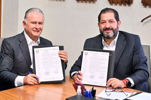 Francisco Vázquez Rodríguez y Herminio Cahue Calderón durante la firma del Convenio de Sueldos, Prestaciones Colaterales y de Ley 2026.