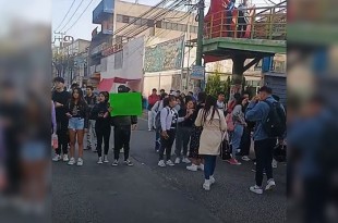 Los jóvenes se apostaron sobre la vía, a la altura de la Clínica del IMSS número 68, en dirección a Puente de Fierro.