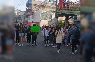 Los jóvenes se apostaron sobre la vía, a la altura de la Clínica del IMSS número 68, en dirección a Puente de Fierro.