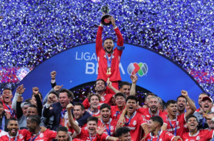Jugadores del Toluca celebran el campeonato del Apertura 2025 tras imponerse a Tigres en la tanda de penales en el estadio Nemesio Diez