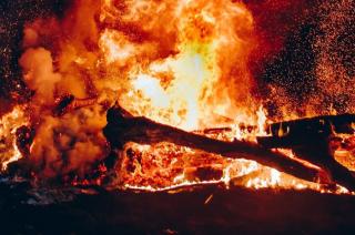 El incendio se desató durante la madrugada, cuando los estudiantes estaban durmiendo.