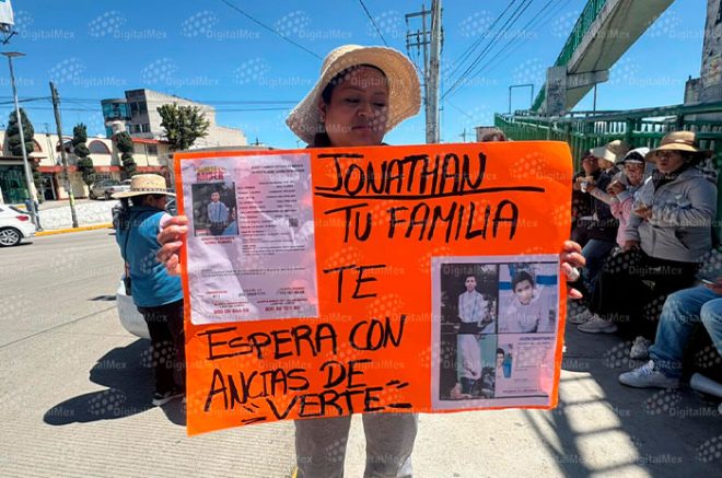 Familiares de Jonathan Ricardo Gómez Romero y Santiago Gómez Avilés cerraron parcialmente la vialidad para exigir avances en las investigaciones y su pronta localización.