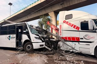 La unidad quedó con severos daños en la parte frontal luego de derribar un poste sobre la México-Querétaro; cuerpos de emergencia acudieron al lugar.