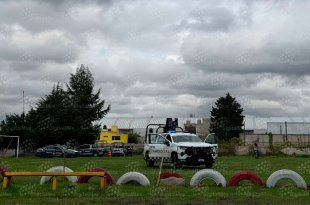 Personal de emergencia y autoridades acudieron a un campo de fútbol de San Mateo Atenco, donde fue localizado muerto un hombre.
