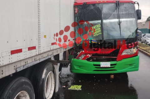 Camión de la línea AUT involucrado en el accidente tras impactarse contra un tráiler estacionado
