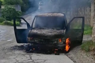 Molestos, rociaron gasolina y les prendieron fuego, mientras que los conductores quedaron a disposición de las autoridades competentes.