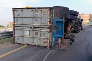 #Video: ¡Alerta! Volcadura de tráiler paraliza la Texcoco-Lechería