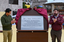 Carlos Maza Lara, Secretario de Desarrollo Urbano e Infraestructura del Edoméx, y el alcalde Raziel Chavarría durante la entrega de la remodelación de la Plaza Municipal.