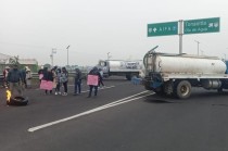 Desde el amanecer han estado quemando llantas y cohetes para convocar a más gente. 