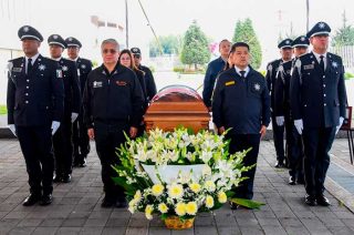 La Secretaría de Seguridad reconoció 30 años de servicio de Miguel Raymundo.