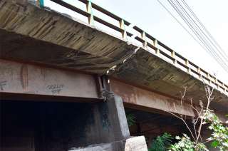 El puente vehicular “Alfredo del Mazo, construido hace 30 años para cruzar el Gran Canal, presenta serios daños estructurales