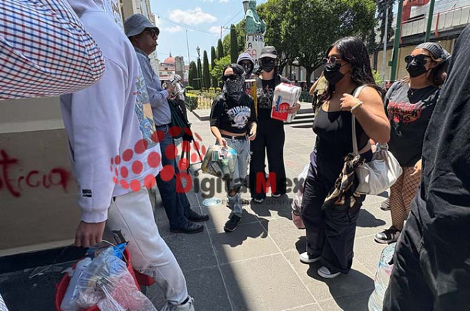 Entre los productos entregados se encuentran agua, frituras, bebidas rehidratantes como Electrolit, refrescos, papel higiénico, medicamentos como aspirina y Tempra, entre otros productos.