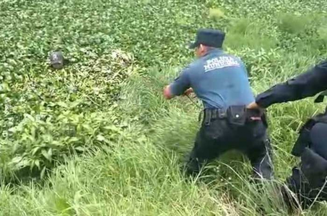 #Video: Jovencita, a punto de morir, es rescatada en canal de aguas negras