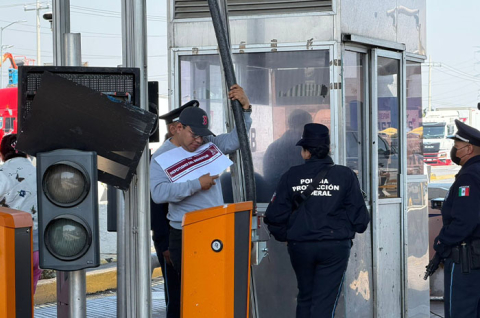 Los residentes se apostaron en las plazas de cobro donde alzaron las plumas y permitieron el paso libre de vehículos en la autopista México–Querétaro.