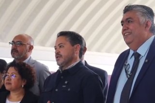 El presidente municipal de Calimaya, Omar Sánchez, encabezó la entrega del arcotecho en la Escuela Secundaria Técnica Octavio Paz.