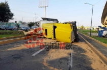 #Toluca: Vuelca tráiler con tarimas en Las Torres; caos vial