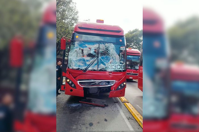 Dos autobuses de la Línea 2 del Metrobús chocaron por alcance en la Ciudad de México; las autoridades confirmaron que ninguna de las personas heridas se encuentra grave.