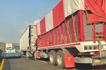 En el sitio permanecen dos unidades pesadas involucradas: un tráiler color rojo y otro blanco.