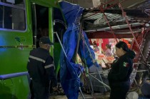 Camión sin frenos se impacta contra bazar navideño en #Tlalnepantla