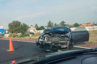 El percance ocurrió en la salida de Teotihuacán rumbo a la Ciudad de México, donde un Dodge Charger SRT color negro impactó la unidad.