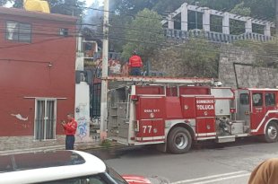 Bomberos y elementos de Protección Civil sofocaron un incendio en un inmueble deshabitado del Parque Matlazincas, en Toluca.