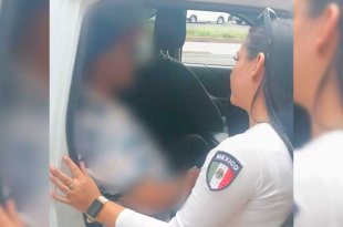 Agentes de Tránsito evitaron que un hombre de 36 años cayera a vía Morelos