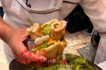 Preparadas con guacamole fresco en molcajete y acompañadas de ingredientes como chicharrón y queso, estas tortas han conquistado a locales y visitantes.