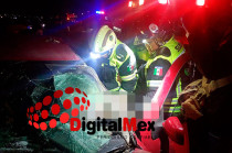 La víctima quedó atrapada dentro de su vehículo tras el impacto