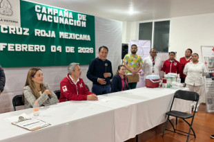 Autoridades municipales y de la Cruz Roja durante la jornada de vacunación en Villa Victoria