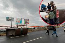 #Video: ¡Caos vial! Camioneta vuelca en Paseo Tollocan a la altura del IMSS 220