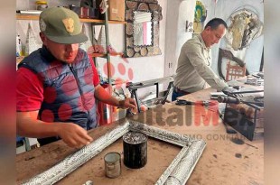 El taller produce desde pequeños espejos y figuras de animales hasta esferas navideñas y candelabros. 