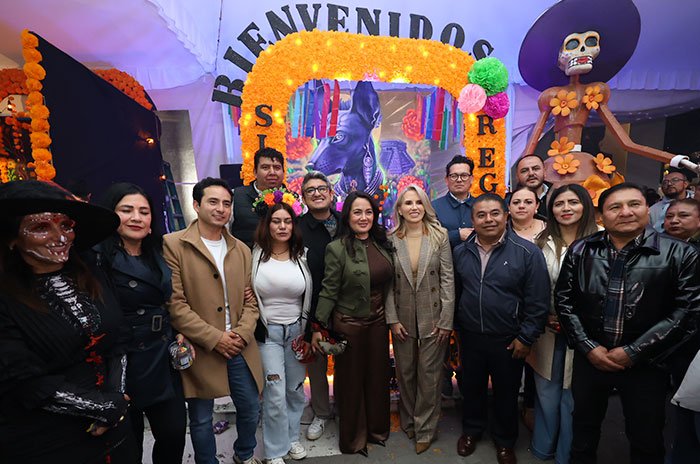La Exhibición de Ofrendas de Día de Muertos reúne 25 altares inspirados en el xoloitzcuintle en la Explanada Municipal de Huixquilucan.