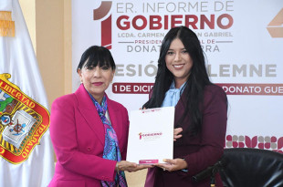 La Presidenta Municipal, Carmen Albarrán, junto a María Esther Rodríguez, secretaria de las Mujeres del Edoméx, durante la rendición de cuentas de los avances alcanzados en cuatro años de transformación en Donato Guerra.