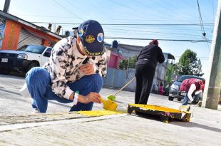 Jóvenes de Toluca participan en jornadas de limpieza, pintura y rehabilitación de espacios públicos como parte del programa “Yo pongo guapa a Toluca”.