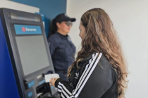 Mujer utiliza un cajero automático bajo el nuevo esquema de vigilancia implementado en Ecatepec