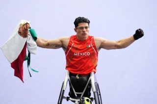 Cervantes conquistó el oro en la final de los 100 metros T54 con un tiempo impresionante de 13.74 segundos, estableciendo un nuevo récord de América.