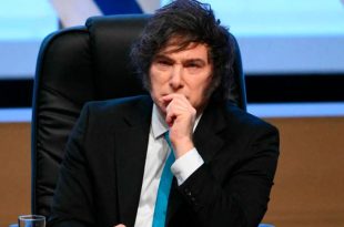 El gobierno de Javier Milei modificó la Ley de Migraciones mediante un Decreto de Necesidad y Urgencia que permite negar el ingreso o expulsar a extranjeros que promuevan mensajes de odio...