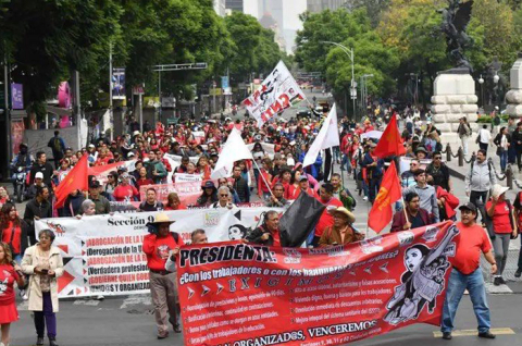 Docentes de la CNTE marchan en la Ciudad de México como parte del paro nacional de 72 horas y jornada de movilizaciones.