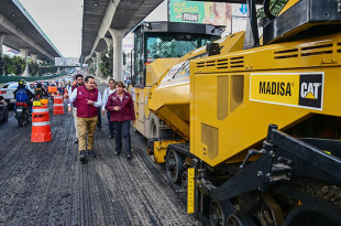 La gobernadora Delfina Gómez supervisa los avances de la reconstrucción del Periférico Norte acompañada por el titular de la Junta de Caminos del Estado de México.