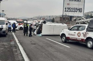 De acuerdo con el reporte policial, el chofer de la unidad con número económico 123, se impactó contra la parte trasera de un tractocamión que también circulaba por la vía de cuota.