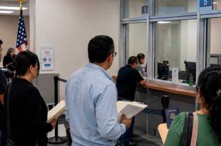 La pausa afecta trámites de residencia permanente, reunificación familiar y empleo sin fecha oficial de reanudación.