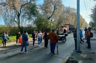 Trabajadores del IMSS y padres de familia mantienen manifestaciones en dos puntos de Metepec, lo que provoca cierres viales y afectaciones a los automovilistas.