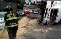 Atienden Bomberos de Toluca volcadura de un tráiler sobre Alfredo del Mazo