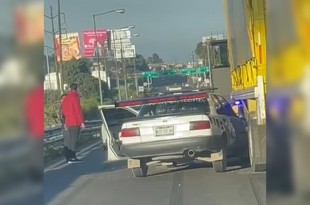 El choque ocurrió en dirección a la Ciudad de México, cuando el taxi quedó incrustado en el costado del camión, bloqueando parcialmente los carriles centrales de la vía. 