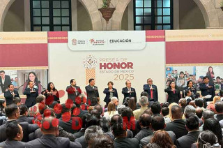 También se otorgaron condecoraciones “Maestro Altamirano” y el estímulo “Laura Méndez de Cuenca” a profesores destacados. 