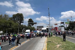 El bloqueo es en ambos sentidos y cientos de automovilistas y usuarios del transporte público están siendo afectados.