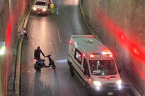 La víctima un joven de unos 25 años, fue atendido por paramédicos de la Cruz Roja, sin embargo, se negó a ser trasladado a un hospital