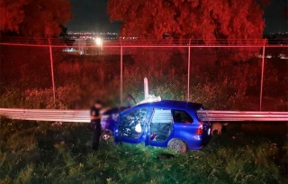 #Tecámac: Auto queda incrustado en barra de contención