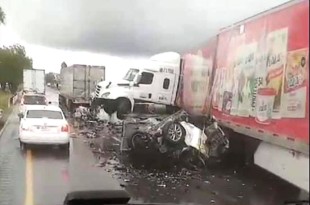 #Video: Tráiler destroza camioneta sobre la México-Querétaro; hay varios muertos